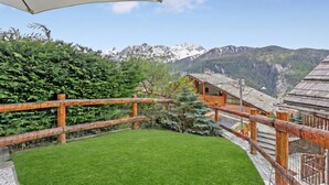 A wooden fence, a grassy area, and a mountain view. - La Casa Di Olaf With Garden (Bardonecchia)