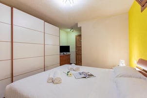 Standard Apartment, 2 Bedrooms, 2 Bathrooms (La Casa Di Olaf) | 2 bedrooms, WiFi, bed sheets