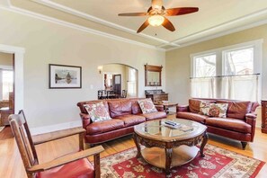 Living area - Cozy Retreat in Fredericksburg - Two Homes Perfect for Large Groups (Fredericksburg)