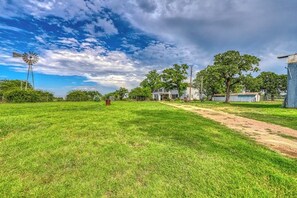 Property grounds - Historic Fredericksburg Farmhouse | Hill Country Views | Wine Trail | Snowbird (Fredericksburg)
