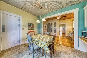 Dining - Historic Fredericksburg Farmhouse | Hill Country Views | Wine Trail | Snowbird (Fredericksburg)