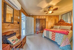 Room - Historic Fredericksburg Farmhouse | Hill Country Views | Wine Trail | Snowbird (Fredericksburg)