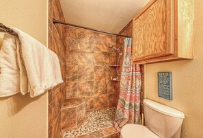 Bathroom - Dog-friendly riverfront home with outdoor space (Burnet)
