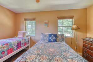 Room - Dog-friendly riverfront home with outdoor space (Burnet)