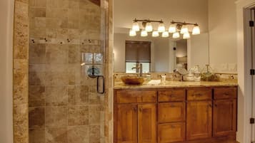 Een douche, een haardroger, handdoeken