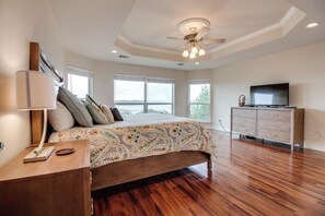 Room - Wonderful lake-view home with game room & firepit (Lago Vista)