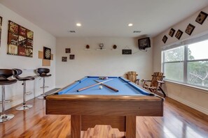 Games room - Wonderful lake-view home with game room & firepit (Lago Vista)