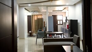 Un salon avec un canapé, une table à manger et un ventilateur de plafond.