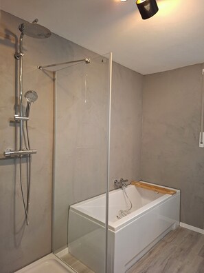 Hair dryer, towels, soap, toilet paper - Vrbo Property (Ötigheim)