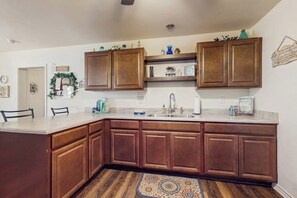 Private kitchen - Family-friendly home w/large enclosed yard, garden views, and near Main St (Fredericksburg)