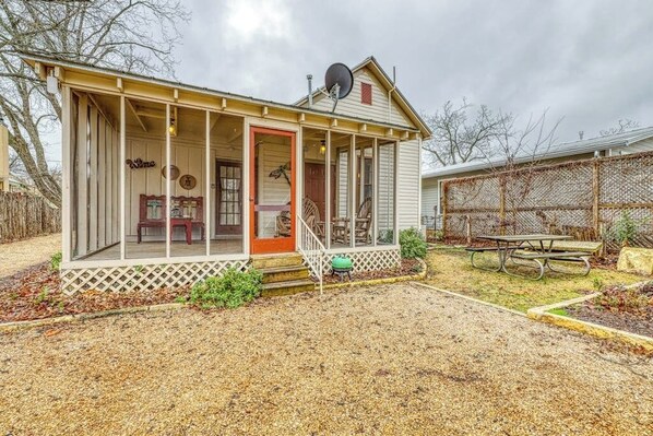 Exterior - Three lovely homes, group-/family-friendly, near downtown, 2 dogs OK (Fredericksburg)