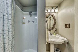 Bathroom - Three lovely homes, group-/family-friendly, near downtown, 2 dogs OK (Fredericksburg)