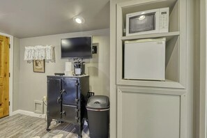 Interior - Three lovely homes, group-/family-friendly, near downtown, 2 dogs OK (Fredericksburg)