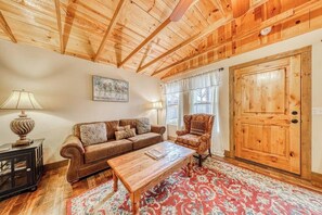 Living area - Adorable studio cabin with covered porch, near Main Street, 2 dogs OK (Fredericksburg)