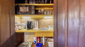 Kaffetrakter/tekoker, kjøleskap, mikrobølgeovn og kjøkkenutstyr