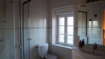 Douche, sèche-cheveux, serviettes fournies, papier toilette