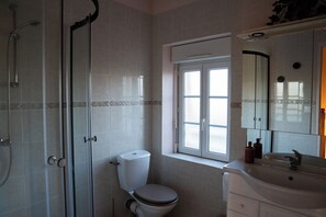 Bruser, hårtørrer, håndklæder, Toiletpapir