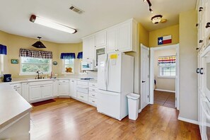 Private kitchen - Waterfront home with kayak, view, fire pit & WiFi - dog-friendly (Buchanan Dam)