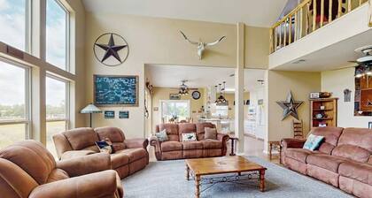 Waterfront home with kayak, view, fire pit & WiFi - dog-friendly