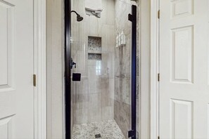 Bathroom - Waterfront home with kayak, view, fire pit & WiFi - dog-friendly (Buchanan Dam)