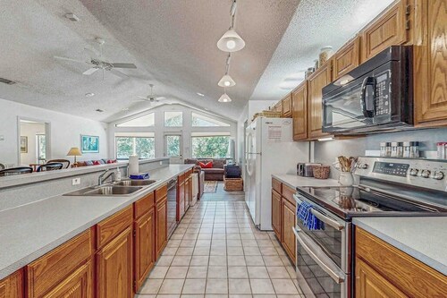 Spacious lakefront home w/ water views, WiFi & private washer/dryer