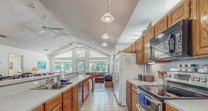 Spacious lakefront home w/ water views, WiFi & private washer/dryer