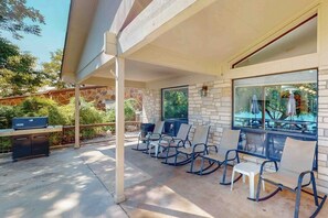 Terrace/patio - Spacious lakefront home w/ water views, WiFi & private washer/dryer (Kingsland)