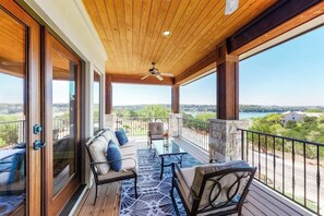 Terrace/patio - Bright & Spacious Family Home w/ Firepit, Lake Views, Furnished Deck, Free WiFi (Lago Vista)