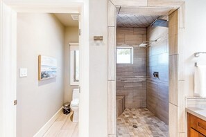 Bathroom - Bright & Spacious Family Home w/ Firepit, Lake Views, Furnished Deck, Free WiFi (Lago Vista)