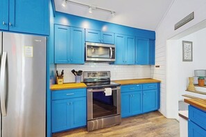 Private kitchen - Lakefront home on water with great views, boat dock, al fresco dining, and WiFi (Kingsland)