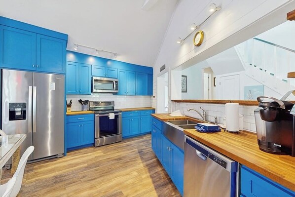 Private kitchen - Lakefront home on water with great views, boat dock, al fresco dining, and WiFi (Kingsland)