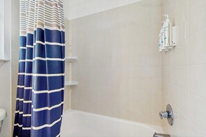 Bathroom - Lakefront home on water with great views, boat dock, al fresco dining, and WiFi (Kingsland)