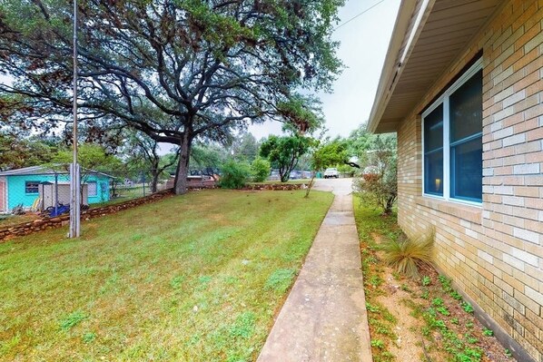 Property grounds - Wonderful Lakefront Home w/ Yard, Water Views, Central AC, WiFi, Private W/D (Kingsland)