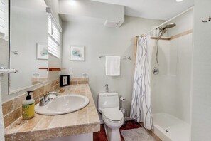 Douche, sèche-cheveux, serviettes fournies