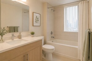Basic-Zimmer | Badezimmer | Haartrockner, Handtücher, Seife, Shampoo