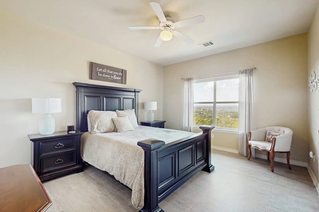 5 bedrooms, iron/ironing board, WiFi (free), bed sheets