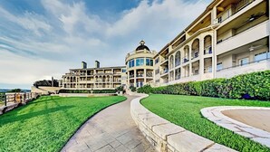 Ein großes, mehrstöckiges Hotel mit Innenhof, gewundener Wege und gepflegtem Rasen.