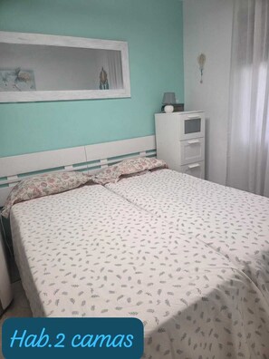 Tabla de planchar con plancha, wifi y ropa de cama