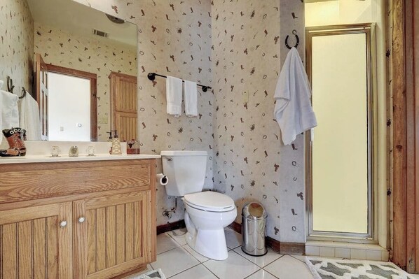 Bathroom - Regal riverfront home with 2 cabins - 2 miles to marina (Spicewood)