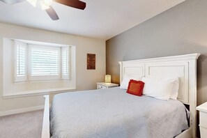Room - Regal riverfront home with 2 cabins - 2 miles to marina (Spicewood)