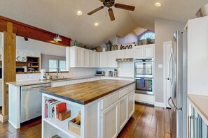 Private kitchen - Spacious lakefront hideaway with decks, grill, billiards, tennis & pool (Spicewood)