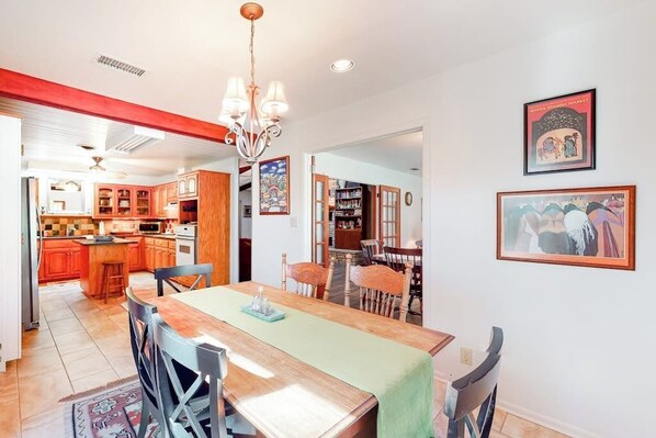 Dining - Snowbird-Friendly Home w/ Enclosed Yard, Firepit, Central AC, & High-Speed WiFi (Fredericksburg)