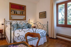 Iron/ironing board, WiFi, bed sheets - Vigne Franceschini Resort - villa with pool in the heart of Rome (Roma)