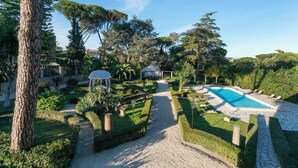 A landscaped garden with a pool, pathways, and a gazebo. - Vigne Franceschini Resort - villa with pool in the heart of Rome (Roma)