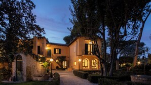 A two-story building with a stone facade, a central staircase, and a well-maintained garden with hedges and trees. - Vigne Franceschini Resort - villa with pool in the heart of Rome (Roma)