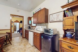 Interior - Cozy & Cute Cabin with Fenced Patio, Grill, AC & WiFi - Walkable Locale (Fredericksburg)