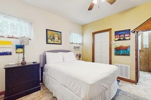 Room - Cozy & Cute Cabin with Fenced Patio, Grill, AC & WiFi - Walkable Locale (Fredericksburg)