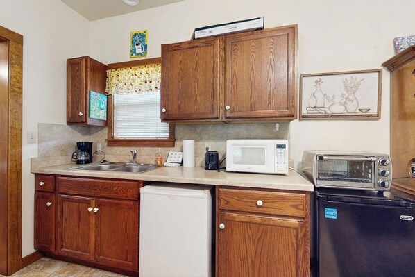 Private kitchen - Cozy & Cute Cabin with Fenced Patio, Grill, AC & WiFi - Walkable Locale (Fredericksburg)