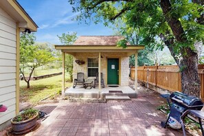 Terrace/patio - Cozy & Cute Cabin with Fenced Patio, Grill, AC & WiFi - Walkable Locale (Fredericksburg)