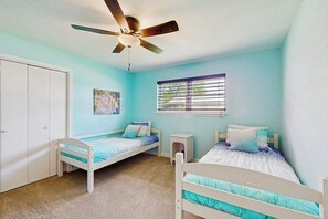 Desk, free WiFi, bed sheets - Waterfront home w/kayaks, game room, firepit, & enormous deck (Kingsland)